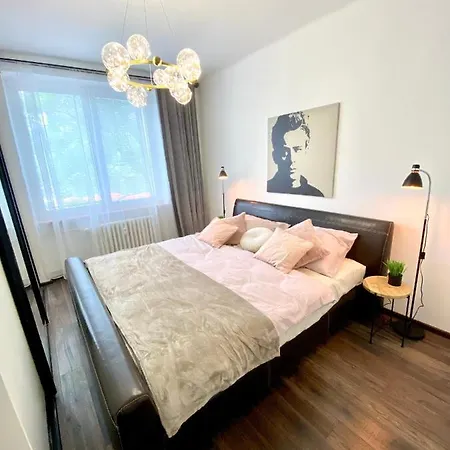 Apartament Dean - Next To Nivy Bus Station & Mall *