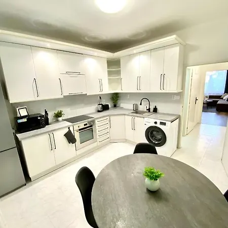 Dean - Next To Nivy Bus Station & Mall Apartman