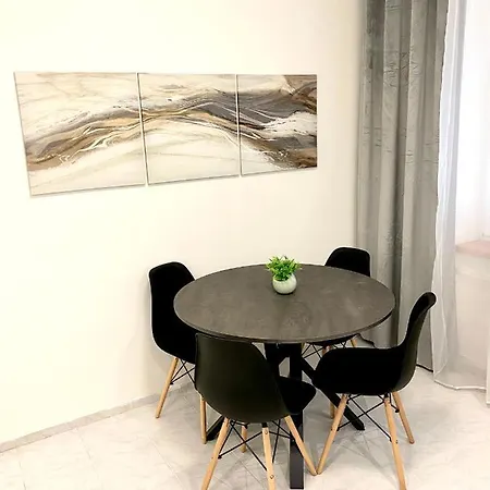 Dean - Next To Nivy Bus Station & Mall